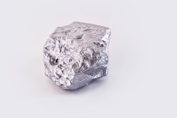 Échantillon élémentaire chromé isolé sur fond blanc, concept d'exploitation minière et de pierres précieuses. - Photo, image