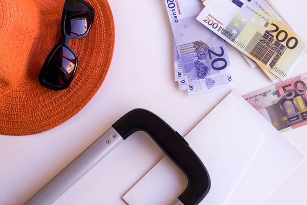 Concept de voyage avec chapeau d'été, lunettes, argent turc Passeport turc sur surface blanche. - Photo, image