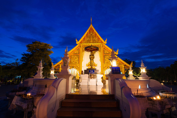 prasing храм на сутінкового час в Чіанг травня, Таїланд - Фото, зображення