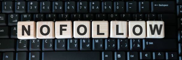 Nofollow web link - business concept text on wooden cubes on background black keyboard - Foto, Bild