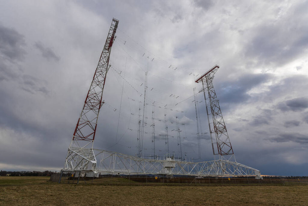 alta antena en el paisaje con muchas rainclouds
 - Foto, imagen