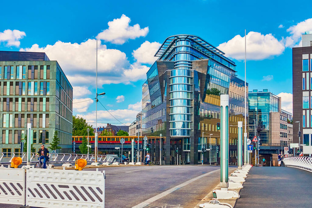 Berlin, Deutschland - 14. Juni 2020: Blick auf moderne Gebäude an der Spree im Berliner Regierungsviertel. - Foto, Bild