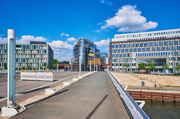 Берлин, Германия - 14 июня 2020 г.: Вид на современные здания возле реки Шпрее в правительственном районе Берлина, Германия
. - Фото, изображение