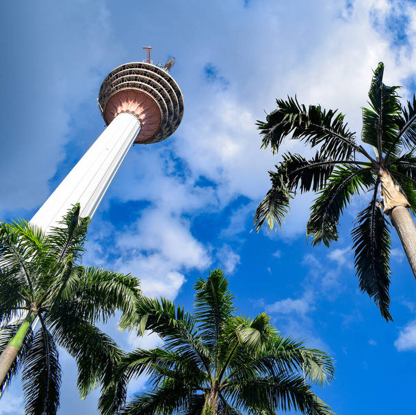 KL Torre vista dalla strada, Torre della televisione a Kuala Lumpur, Malesia - Foto, immagini