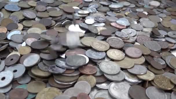 Rallentatore un sacco di molte varie monete di diversi paesi cadono mucchio - Filmati, video