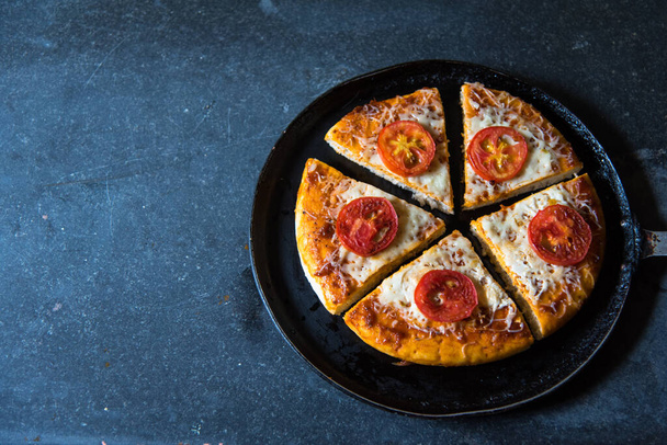 Tranches de pizza sur une poêle avec une mise au point très sélective. - Photo, image