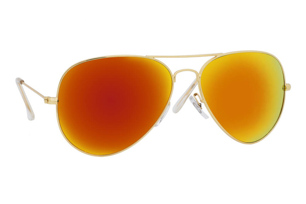 Goldene Sonnenbrille mit rot-orangefarbenem Spiegelglas isoliert auf weißem Hintergrund - Foto, Bild