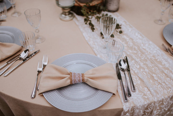  Romantisch dekorierter Tisch für ein besonderes Ereignis. Blumenschmuck zum Feiern - Foto, Bild