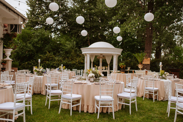 Beautiful pastel floral decoration for outdoor celebration by the river - Photo, Image