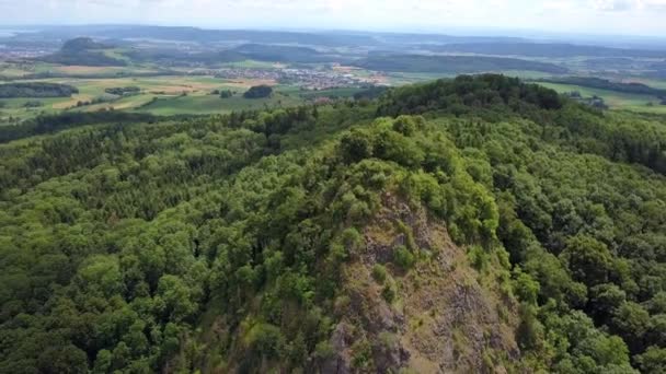 Widok z lotu ptaka na dawno wymarłe wulkany regionu Hegau w kierunku Jeziora Bodeńskiego w Niemczech - Materiał filmowy, wideo