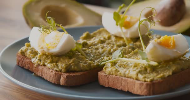 Tostadas de desayuno con huevo cocido, aguacate y microgreens
 - Imágenes, Vídeo