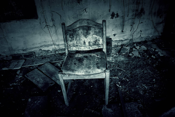 Tuoli hylätty talo raunioina, vitsaus - Valokuva, kuva