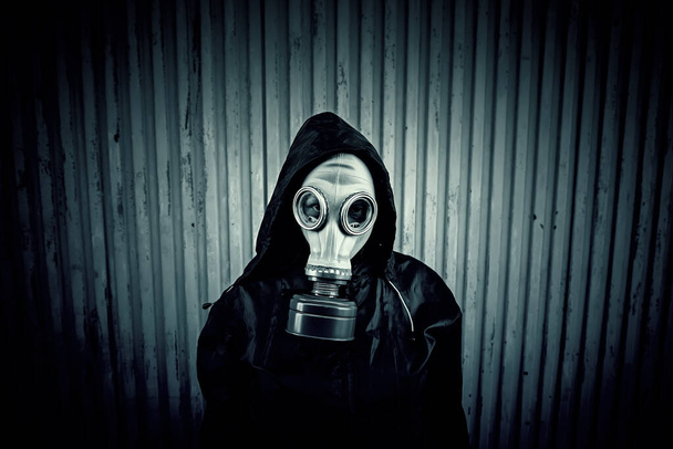 Mujer con máscara de gas con capucha, miedo
 - Foto, imagen