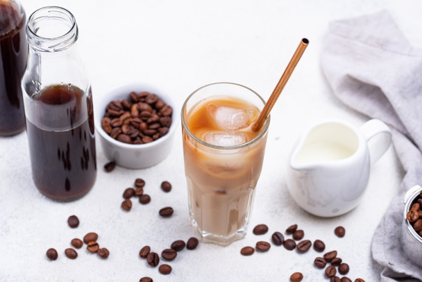 Kawa na zimno z lodem i mlekiem - Zdjęcie, obraz