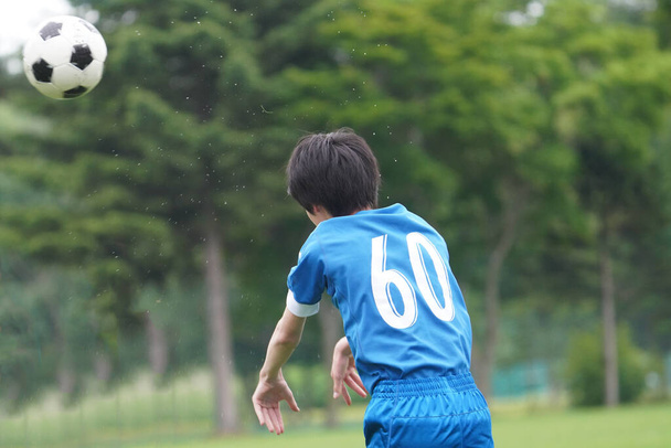 gooien bal in voetbal spel - Foto, afbeelding