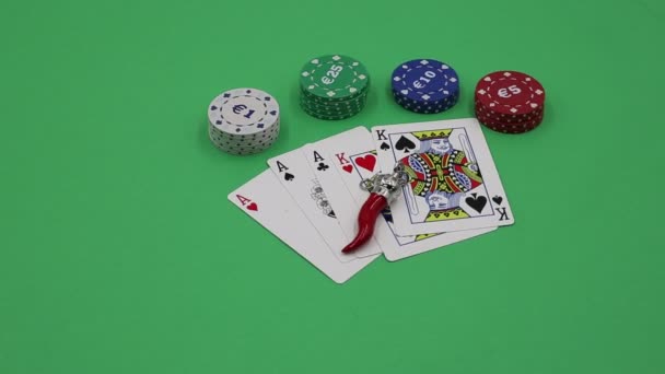Poker kartları ve tılsım yeşil bir masada. - Video, Çekim