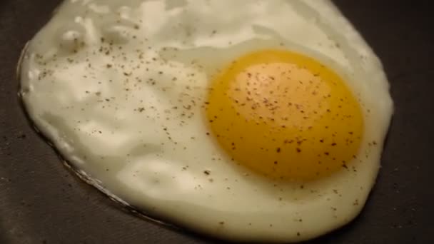 Μαγειρεμένο αυγό στο τηγάνι - Πλάνα, βίντεο
