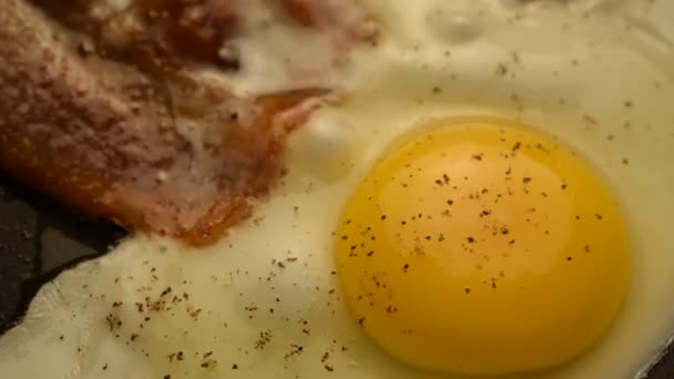 Μαγειρεμένα αυγά και μπέικον στο τηγάνι - Πλάνα, βίντεο