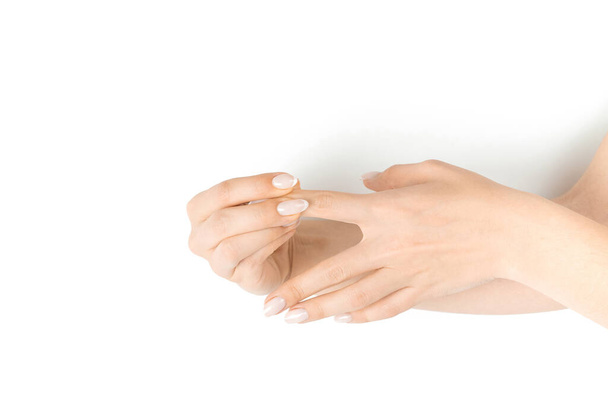 Natahuju ruce. Zdravé cvičení. Dámská masáž rukou pro ochranu syndromu karpálního tunelu. ženské cvičení prstu, protáhnout terapii bolesti zápěstí izolované na bílém pozadí - Fotografie, Obrázek
