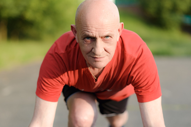Kıdemli adam koşmaya hazır. Kararlı adam sürat koşusuna hazır. Sağlık yaşam tarzı ve Egzersiz Başlangıç Konsepti - Fotoğraf, Görsel