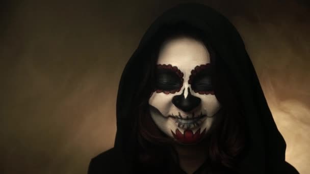 Mulher com maquiagem Santa Muerte está rindo e falando em estúdio
 - Filmagem, Vídeo