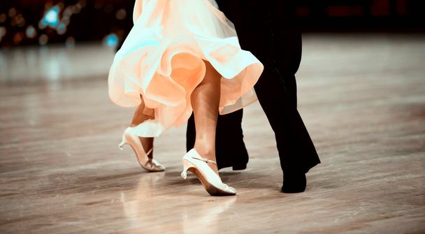 Muž a žena tanečnice latino-mezinárodní tanec. Taneční sál je týmový sport. Filta barev ročníku - Fotografie, Obrázek