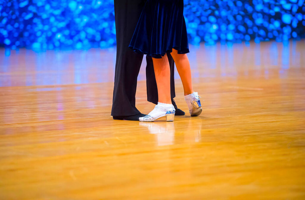 Ελκυστικό ζευγάρι παιδιών που χορεύουν σε αίθουσα χορού. Κορίτσι και αγόρι χορευτής λατίνος διεθνής χορός. - Φωτογραφία, εικόνα