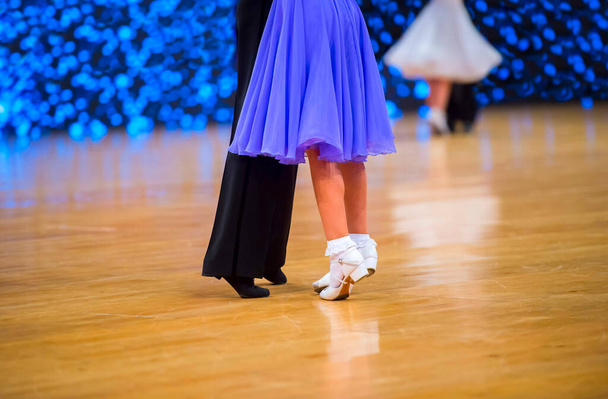 Aantrekkelijk jong stel kinderen dat ballroom danst. Meisje en jongen danser latino internationaal dansen. - Foto, afbeelding