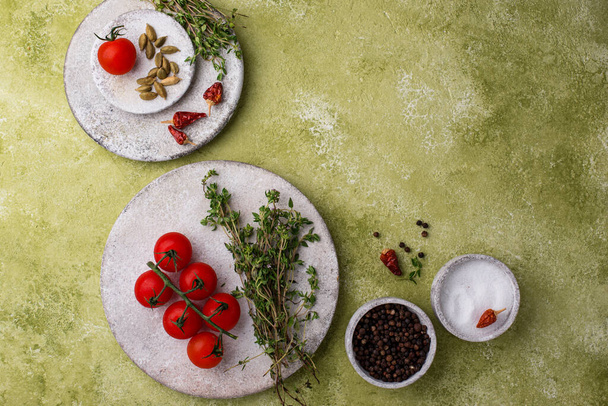 Tomatoes, thyme, garlic and spices - Фото, изображение