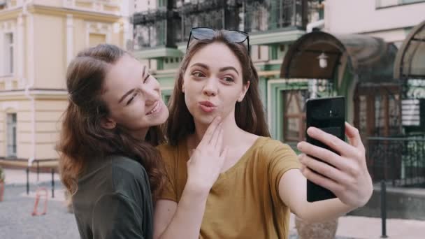 Dvě dívky přítel dělat selfie pomocí telefonu s různými emocemi - Záběry, video