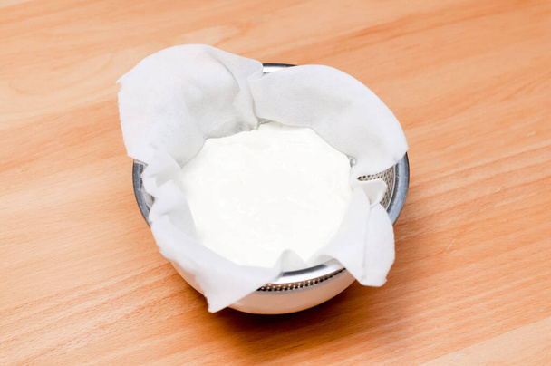 Грецький йогурт, суха вода (сироватка) з йогурту, утворює грецький йогурт.. - Фото, зображення