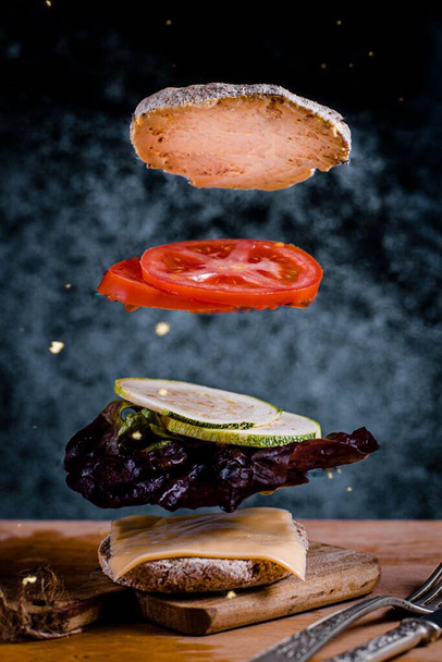 Szendvics szalutál con vegetales y queso  - Fotó, kép