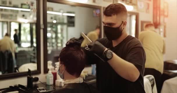 Hair care. Mens haircut in a barbershop. Haircut with scissors.  - Imágenes, Vídeo