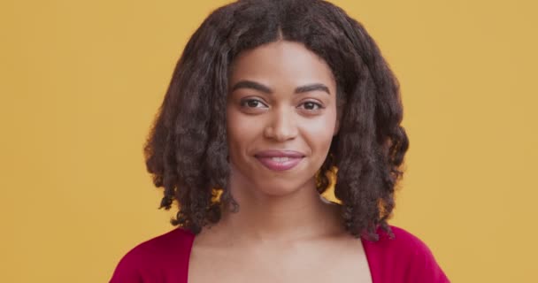 Pozitív afro-amerikai lány kacsint a kamera - Felvétel, videó