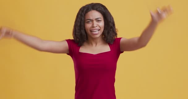 Ευτυχισμένο μαύρο κορίτσι φωνάζει ΝΑΙ και σηκώνει τα χέρια με ενθουσιασμό - Πλάνα, βίντεο