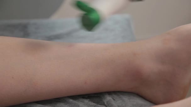 Esthéticienne prépare les jambes d'une jeune femme pour le shugaring. - Séquence, vidéo