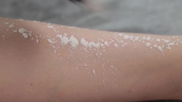 A kozmetikus felkészíti egy fiatal nő lábát a nyírásra.. - Felvétel, videó