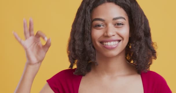 Positivo afroamericano chica gesto OK y ampliamente sonriente
 - Metraje, vídeo