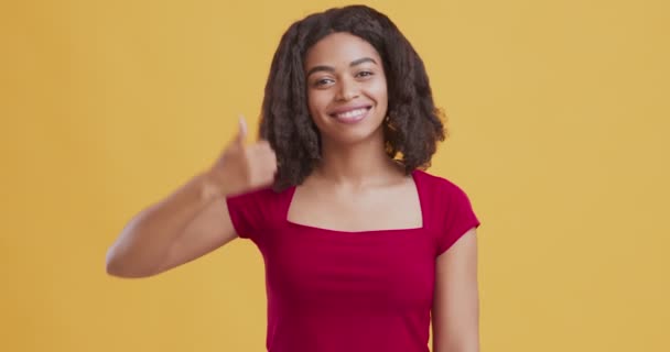 Glückliche afrikanisch-amerikanische Mädchen zeigt Daumen nach oben - Filmmaterial, Video
