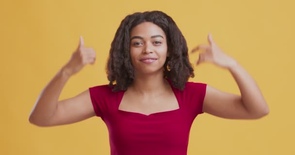 Θετική μαύρη γυναίκα δείχνει τους αντίχειρες και χαμογελά ευρέως - Πλάνα, βίντεο