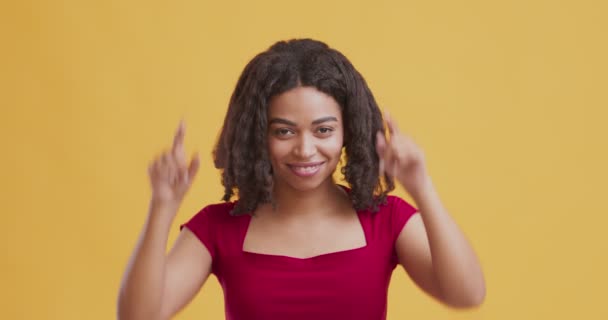 hravé mladé černošky žena stojící s býčí roh gesto - Záběry, video