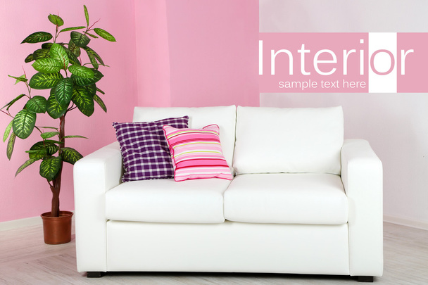 λευκό καναπέ στην αίθουσα σε φόντο ροζ τοίχο - Φωτογραφία, εικόνα