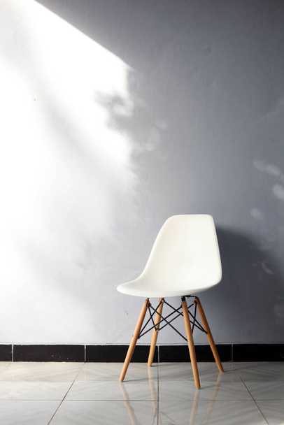Пустой современный стул на крыльце дома с серой стеной
 - Фото, изображение