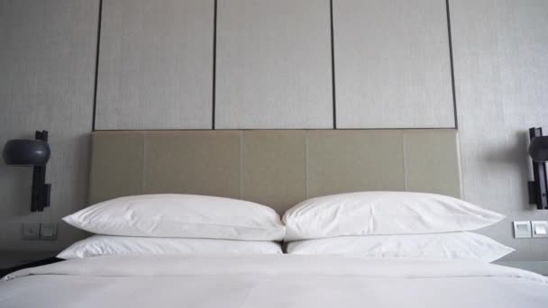 Όμορφη πολυτελή κρεβατοκάμαρα εσωτερικό στο ξενοδοχείο θέρετρο - Πλάνα, βίντεο