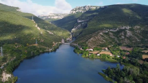 ブルゴス,カスティーリャ・イ・レオン州,スペインのエルソブロン湖とエブロ川渓谷の空中写真. - 映像、動画