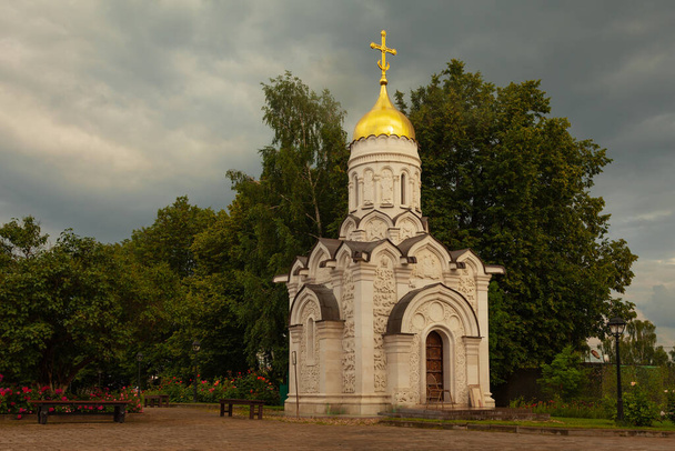 White stone chapel in Pavlovskaya Sloboda. Moscow region, Russia - Fotoğraf, Görsel