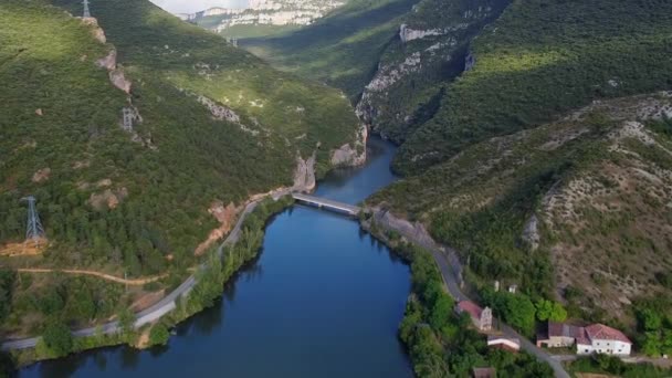 Veduta aerea del lago El Sobron e del canyon del fiume Ebro a Burgos, Castiglia y Leon, Spagna. - Filmati, video