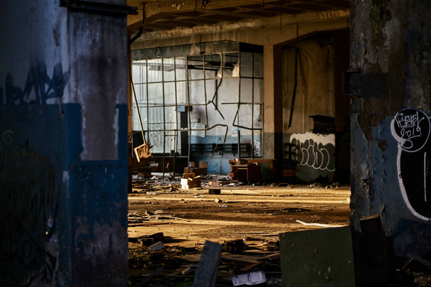 Opuštěné staré, zničené a spálené továrny                                - Fotografie, Obrázek