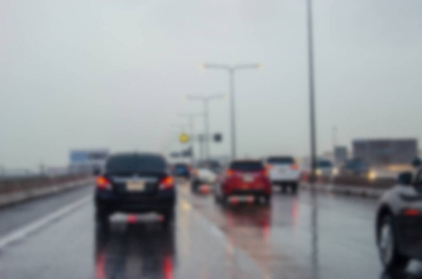 Fond trouble de la circulation sur la route quand il pleut. - Photo, image
