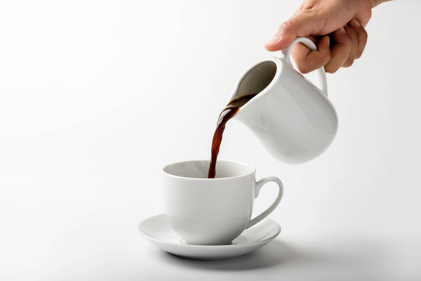 nalévání šálek kávy přes bílé pozadí - Fotografie, Obrázek